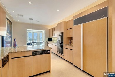 Spectacular 3-story townhouse with elevator offering over 4,500 - photo 21