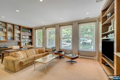 Spectacular 3-story townhouse with elevator offering over 4,500 - photo 22