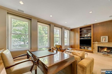 Spectacular 3-story townhouse with elevator offering over 4,500 - photo 23