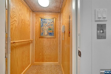 Spectacular 3-story townhouse with elevator offering over 4,500 - photo 24