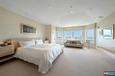 Spectacular 3-story townhouse with elevator offering over 4,500 - photo 25