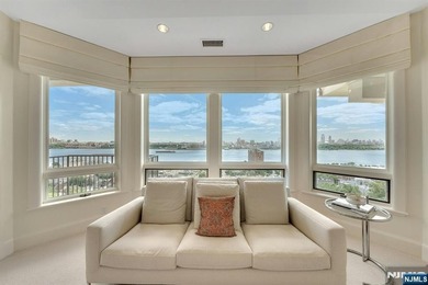 Spectacular 3-story townhouse with elevator offering over 4,500 - photo 26