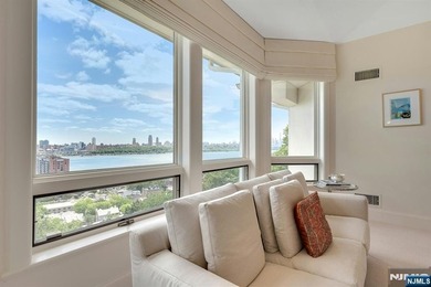 Spectacular 3-story townhouse with elevator offering over 4,500 - photo 27