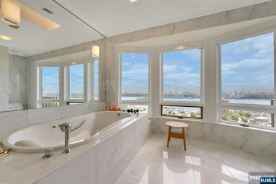 Spectacular 3-story townhouse with elevator offering over 4,500 - photo 28