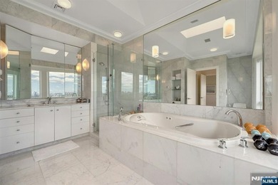 Spectacular 3-story townhouse with elevator offering over 4,500 - photo 29