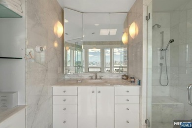 Spectacular 3-story townhouse with elevator offering over 4,500 - photo 30