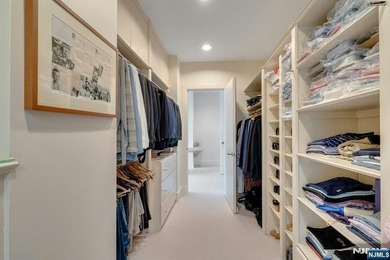 Spectacular 3-story townhouse with elevator offering over 4,500 - photo 31