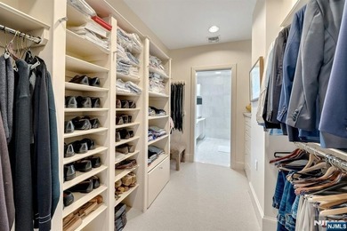 Spectacular 3-story townhouse with elevator offering over 4,500 - photo 32