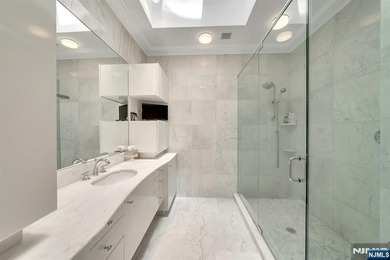 Spectacular 3-story townhouse with elevator offering over 4,500 - photo 33