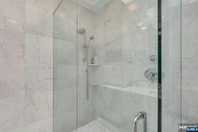 Spectacular 3-story townhouse with elevator offering over 4,500 - photo 34