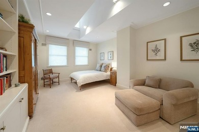 Spectacular 3-story townhouse with elevator offering over 4,500 - photo 35