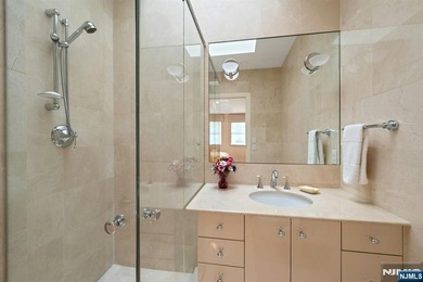 Spectacular 3-story townhouse with elevator offering over 4,500 - photo 36