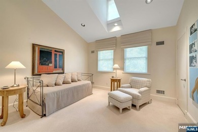 Spectacular 3-story townhouse with elevator offering over 4,500 - photo 37