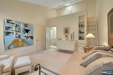 Spectacular 3-story townhouse with elevator offering over 4,500 - photo 38