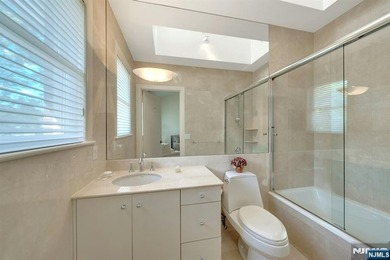 Spectacular 3-story townhouse with elevator offering over 4,500 - photo 39