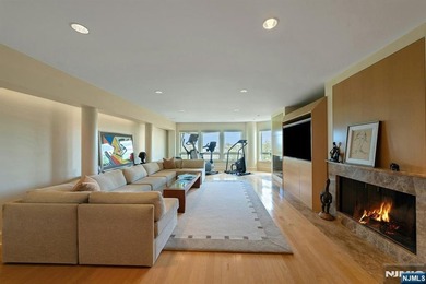 Spectacular 3-story townhouse with elevator offering over 4,500 - photo 40