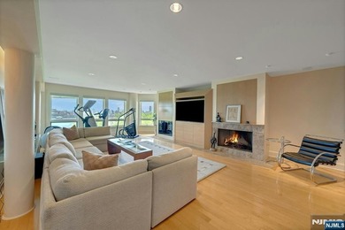 Spectacular 3-story townhouse with elevator offering over 4,500 - photo 41