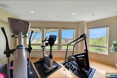Spectacular 3-story townhouse with elevator offering over 4,500 - photo 42