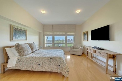 Spectacular 3-story townhouse with elevator offering over 4,500 - photo 43