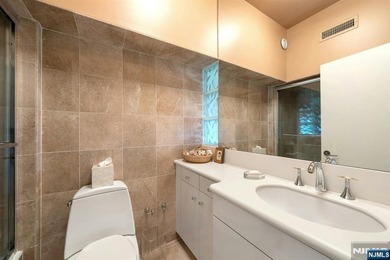 Spectacular 3-story townhouse with elevator offering over 4,500 - photo 44