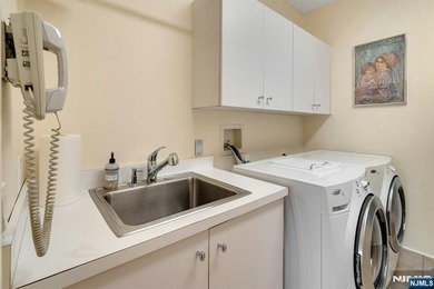 Spectacular 3-story townhouse with elevator offering over 4,500 - photo 45