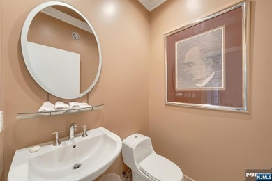 Spectacular 3-story townhouse with elevator offering over 4,500 - photo 46