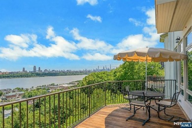 Spectacular 3-story townhouse with elevator offering over 4,500 - photo 49
