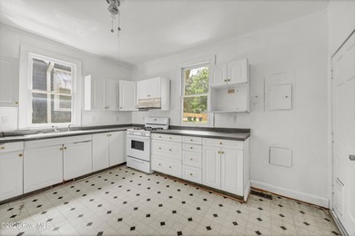 Charming 1925 Craftsman bungalow offering timeless character - photo 10