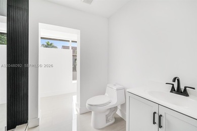 Fully renovated 3 bed/3 bath townhouse with a rare first-floor - photo 20