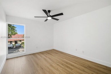 Fully renovated 3 bed/3 bath townhouse with a rare first-floor - photo 21