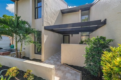 Fully renovated 3 bed/3 bath townhouse with a rare first-floor - photo 30