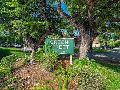 Fully renovated 3 bed/3 bath townhouse with a rare first-floor - photo 34