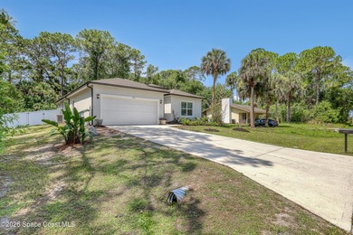 Welcome to this beautifully maintained 2022-built home, ideally - photo 2
