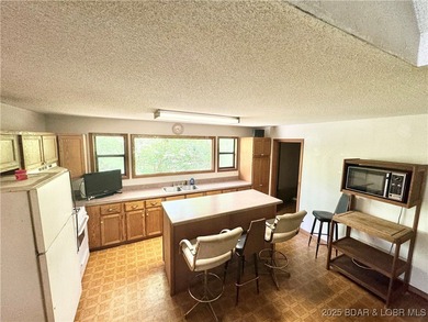 Welcome to Lake Placid! This 3 bed & 1.5 bath home has a - photo 3