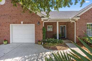 Welcome to this beautifully maintained single-story townhome - photo 2