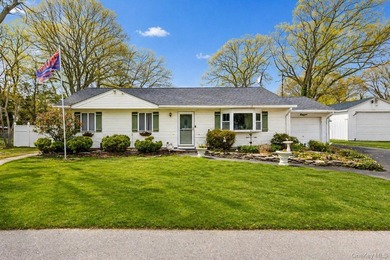 Opportunity knocks in Mastic Beach! This 3-bedroom, 2-bath ranch - photo 3
