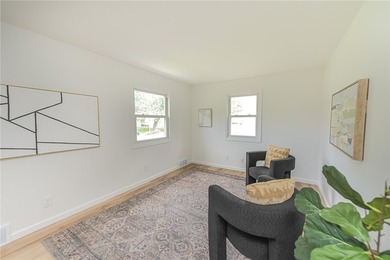 Welcome to 40 Mac Arthur Rd! Deal died, no fault to the seller - photo 5