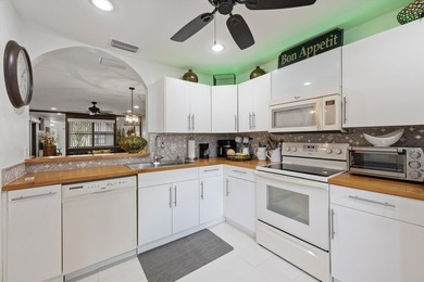 Welcome to this charming 2-bedroom, 2-bathroom villa situated in - photo 13