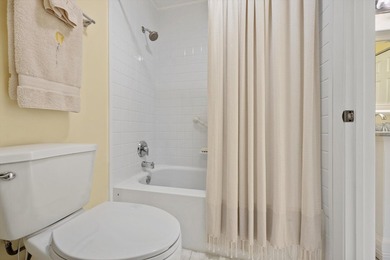 Welcome to this charming 2-bedroom, 2-bathroom villa situated in - photo 26