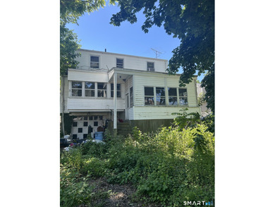 Handyman/Contractor Special - Roof is 3 years old. Home is - photo 5