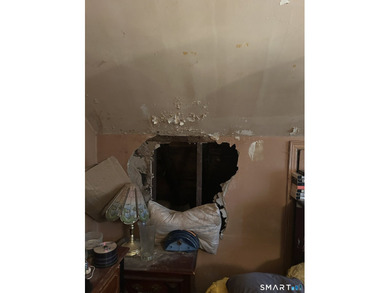 Handyman/Contractor Special - Roof is 3 years old. Home is - photo 6