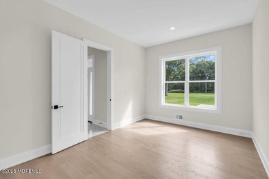 Beautiful, NEW CONSTRUCTION. This Custom Colonial features a - photo 13
