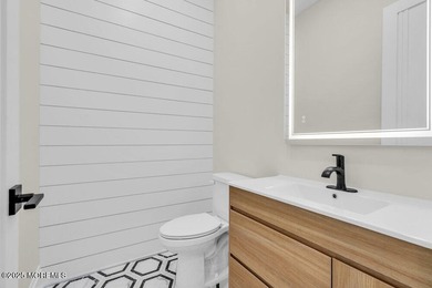 Beautiful, NEW CONSTRUCTION. This Custom Colonial features a - photo 17