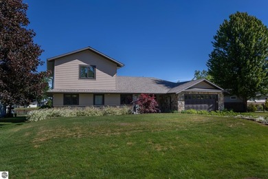 Stunning Waterfront home on Lake St. Helen. The open-floorplan - photo 47