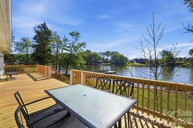 Wake up to breathtaking waterfront views in this beautifully - photo 36