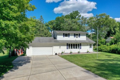 Nagawicka Lake Home For Sale in Delafield Wisconsin