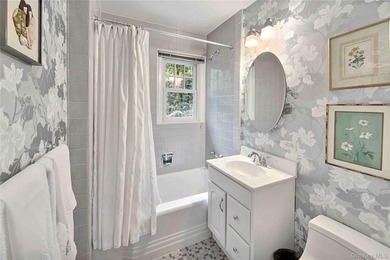 Nestled in one of Larchmont's most private and distinctive - photo 12