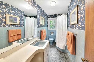 Nestled in one of Larchmont's most private and distinctive - photo 18