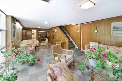 Nestled in one of Larchmont's most private and distinctive - photo 19