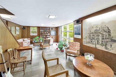 Nestled in one of Larchmont's most private and distinctive - photo 21